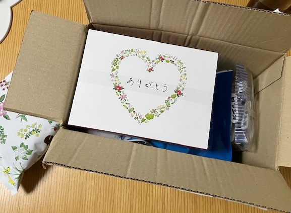 北海道のお菓子を梱包した様子