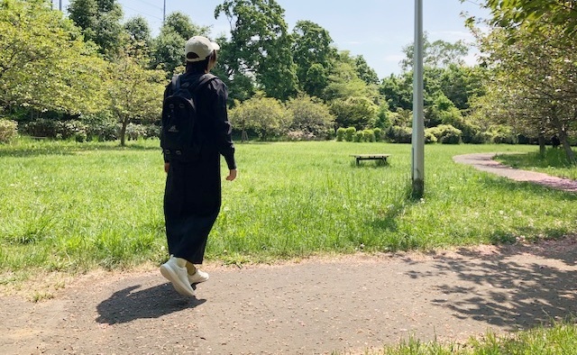 スニーカーを履いて歩行中