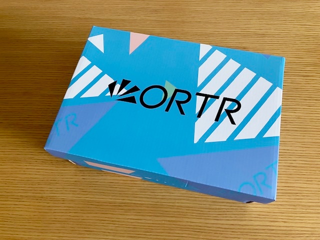 オリエンタルトラフィックのスニーカーが入っていたカラフルな箱
