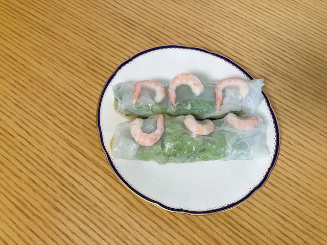 お皿に直接のせて、2つの生春巻きがくっついた状態で盛り付け