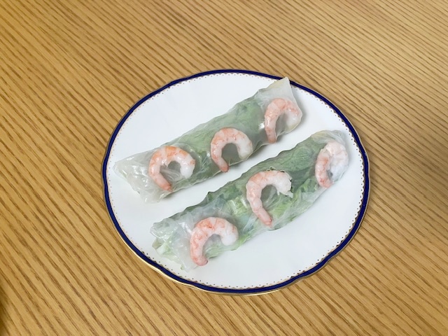 間隔をあけてお皿に盛り付けた生春巻き