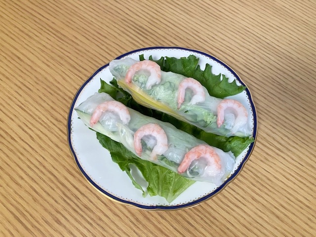 レタスを敷いてから盛り付けた生春巻き
