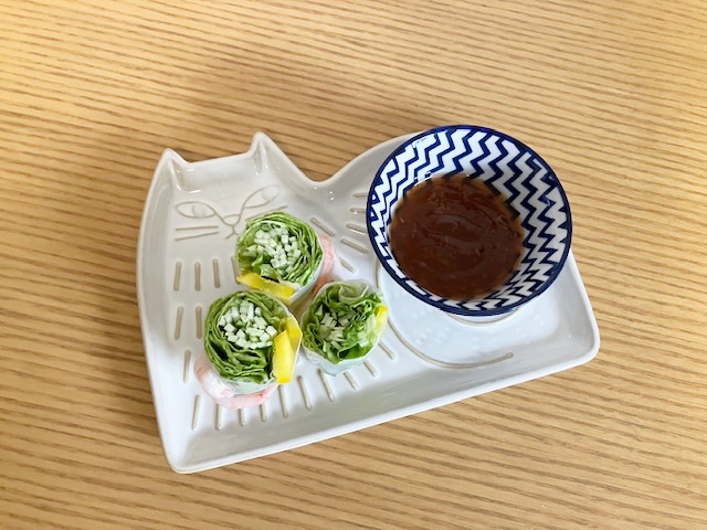 お皿に盛り付けた、3等分にカットした生春巻き