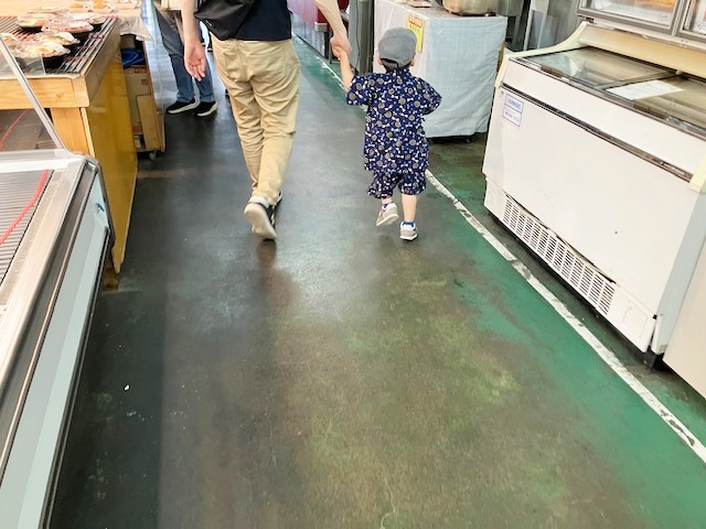 通路を歩く夫と息子の後ろ姿