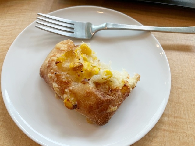 半分にカットした、とうきびフォカッチャ