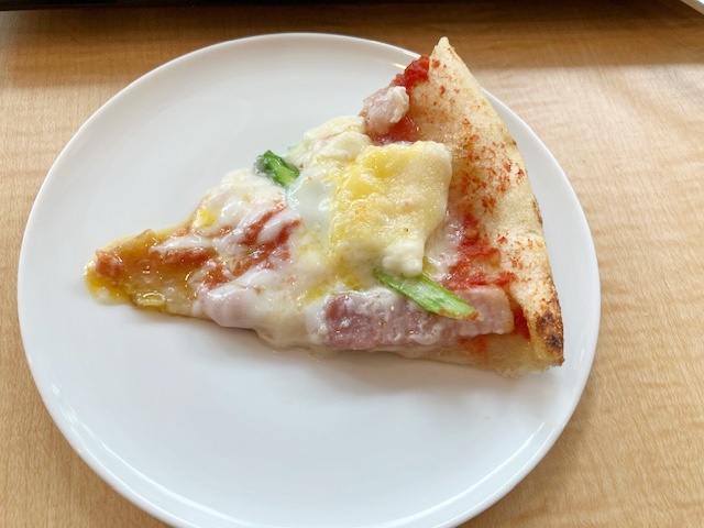 カットしてお皿にのせたビスマルク