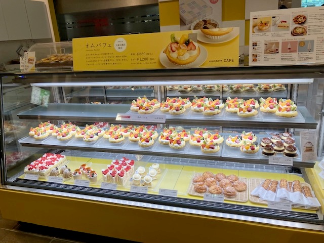 ケーキの入ったショーケース