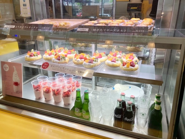 オムパフェなどが入ったショーケース