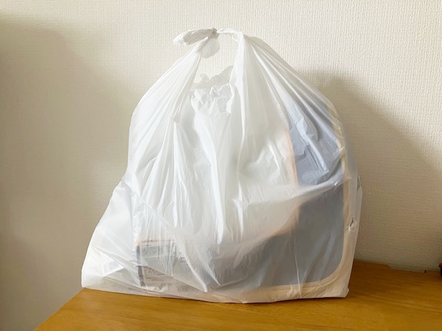 口を結んだ白い大きなビニール袋に商品が入っている受け取り時の状態